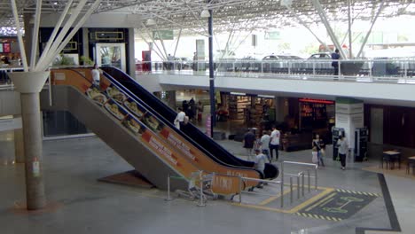 Weite-Aufnahme-Der-Zufahrtsstraße-Und-Der-Rolltreppen-Zu-Den-Darunter-Liegenden-Geschäften-Des-Internationalen-Flughafens-In-Brasilia
