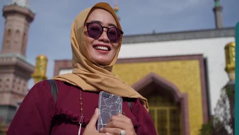 Mujeres-Con-Hiyab-Usan-El-Teléfono-En-El-área-De-La-Mezquita