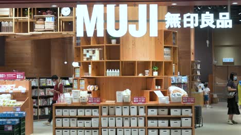 Chinesische-Kunden-Beim-Einkaufen-Im-Japanischen-Multinationalen-Haushalts--Und-Bekleidungseinzelhandelsunternehmen-Muji-In-Hongkong