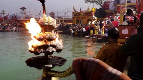 Heiliger-Ganges-Abend-Aarti-Mit-Devotee-Versammelt-Für-Pryer-Video-Wurde-Am-15.-März-2022-In-Har-Ki-Pauri-Haridwar-Uttrakhand-Indien-Aufgenommen