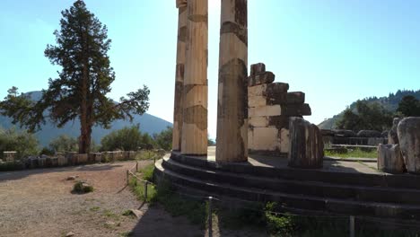 Sonnenstrahlen,-Die-Durch-Säulen-Von-Tholos-Von-Delphi-Scheinen