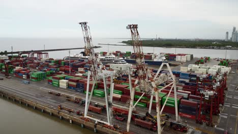 Container,-Kräne-Und-Schiffe-Im-Industriehafen-In-Argentinien,-Luftpfanne