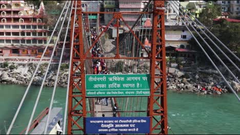 Eisenbrücke-Am-Fluss-Ganges-Am-Tag-Aus-Einem-Flachwinkelvideo-Wurde-Am-15.-März-2022-Im-Trimbakeshwar-Tempel-Lakshman-Jhula-Rishikesh-Utrakhand-Indien-Aufgenommen