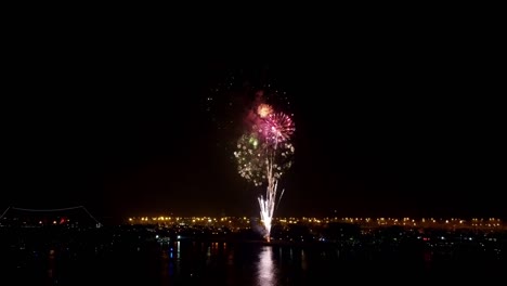 Los-Fuegos-Artificiales-De-Medianoche-Explotan-En-El-Cielo-Oscuro-Durante-La-Celebración-De-La-Víspera-De-Año-Nuevo