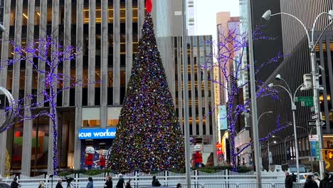 Eine-Große-Weihnachtsbaumausstellung-Und-Bunte-Lichter-Schmücken-Das-Zentrum-Von-New-York-City---Straßenansicht