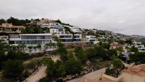 Moderne-Luxusvilla-Mit-Schwimmbad-Mit-Blick-Auf-Calp-In-Spanien