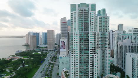 Skyscrapers-on-Miami-coastline-along-Biscayne-boulevard-near-Bayfront-park