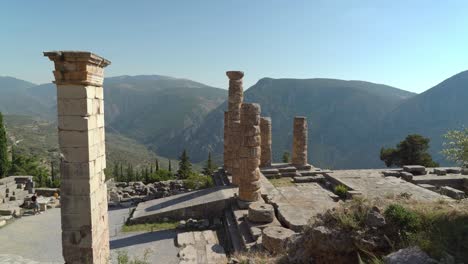 Säule-Von-Preußen-II-Und-Tempel-Des-Apollo-In-Der-Ausgrabungsstätte-Delphi