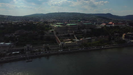 Toma-De-Un-Dron-Del-Palacio-Real-En-Budapest,-Hungría---Un-Dron-Vuela-Sobre-El-Río-Donau