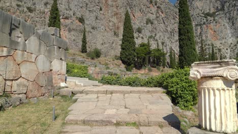 Exadrae-En-El-Sitio-Arqueológico-De-Delphi-Con-Montañas-En-Segundo-Plano.