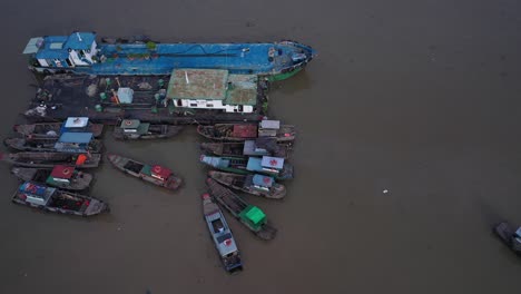 Top-down-Antennenverfolgungsansicht-Von-Arbeitsbooten-Am-Ufer-Des-Flusses-Saigon