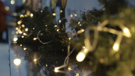 Konzentrierte-Nahaufnahme-Der-Weihnachtsbeleuchtung-Auf-Einer-Straßendekoration
