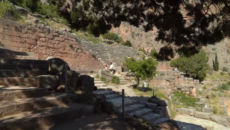 El-Antiguo-Teatro-Del-Sitio-Arqueológico-De-Delfos-Tiene-Asientos-De-Piedra,-Un-Escenario-Redondo-Y-Una-Orquesta