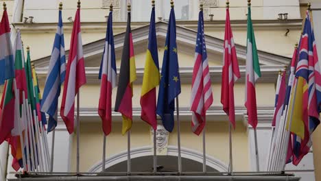 Banderas-De-Diferentes-Países-En-La-Entrada-Del-Edificio