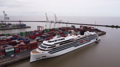 Großes-Kreuzfahrtschiff-Vor-Anker-Im-Industriehafen,-Argentinien,-Luftparallaxe