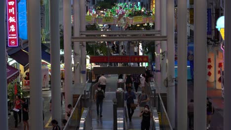 Blick-Von-Oben-Auf-Die-Passagiere,-Die-Die-MRT-Station-Chinatown-In-Singapur-Verlassen-Und-Betreten