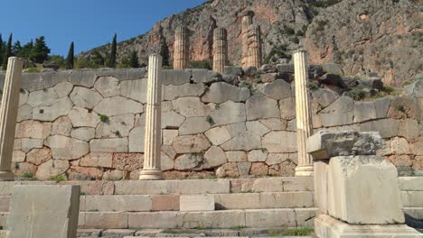 Stoa-Der-Athener-In-Der-Ausgrabungsstätte-Delphi-Mit-Bergen-Im-Hintergrund