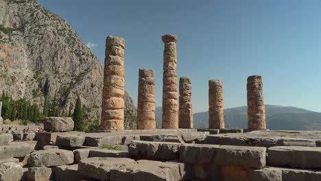 Hermoso-Y-Antiguo-Templo-De-Apolo-En-El-Sitio-Arqueológico-De-Delfos