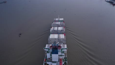 Luftbildverfolgung-über-Schwer-Beladenem-Containerschiff,-Das-Auf-Der-Ruhigen-See-Navigiert