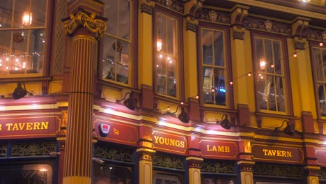 Night-View-Of-Antique-Exterior-Of-Youngs-Lamb-Tavern-Pub-And-Dining-Restaurant-At-The-Leadenhall-Market-In-London,-UK