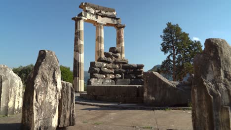 Ruinen-Der-Geschnitzten-Dekoration-Der-Kuppel-Von-Tholos-Von-Delphi