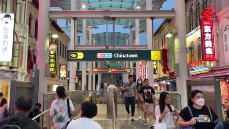 Los-Pasajeros-Salen-Y-Entran-En-La-Estación-Mrt-De-Chinatown-En-Singapur