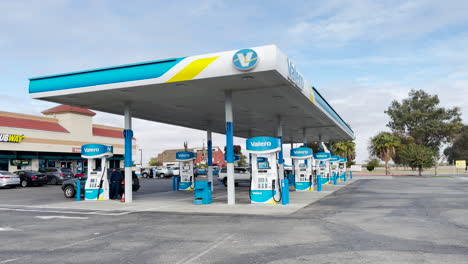 Surtidores-De-Gasolina-En-Una-Gasolinera-Valero-En-California,-Toma-Panorámica