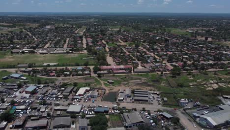 Drohnenvideo-Einer-Vorstadtstadt-Mit-Hoher-Bevölkerungsdichte-In-Bulawayo,-Simbabwe