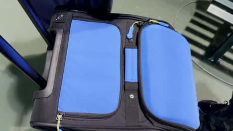 Die-Tragbare-Tennistasche-Ist-Eine-Automatische-Ballzuführung-Und-Eine-Rolltasche-Zum-Einfachen-Transportieren-Von-Tennisausrüstung