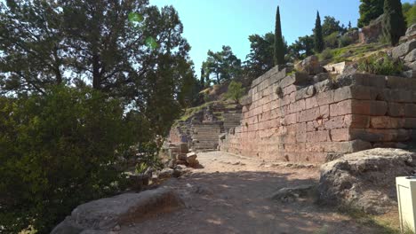Das-Antike-Theater-Der-Archäologischen-Stätte-Von-Delphi-Bot-Dem-Sitzenden-Publikum-Einen-Spektakulären-Blick-Auf-Das-Gesamte-Heiligtum-Und-Das-Dahinter-Liegende-Tal