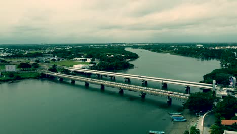 Luftbild-Mit-Drohne-Von-Zwei-Brücken-Zur-Ankunft-Von-Boca-Del-Rio,-Veracruz