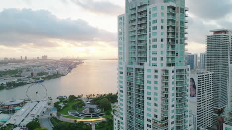 Luxus-Wohngebäude-An-Der-Küste-Von-Miami