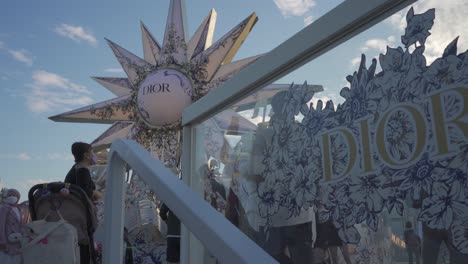 Dior-Public-Event-Auf-Dem-Ocean-Terminal-Deck-Von-Hongkong-Während-Der-Weihnachtszeit