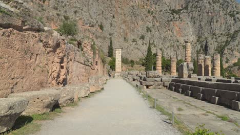 Tempel-Des-Apollo-Und-Säule-Von-Preußen-II-In-Der-Ausgrabungsstätte-Delphi