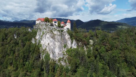 Tiro-De-Dron-Del-Castillo-De-Bled-En-Eslovenia---Dron-Está-Ascendiendo-Mientras-Mira-Hacia-El-Antiguo-Castillo