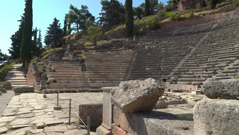 Antikes-Theater-Der-Ausgrabungsstätte-Delphi-Mit-Unteren-Sitzreihen,-Die-Während-Der-Hellenistischen-Und-Römischen-Zeit-Gebaut-Wurden