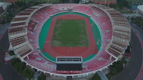 Centro-Deportivo-Tianhe-Estadio-De-Fútbol-Vacío-En-Guangzhou-Por-La-Noche