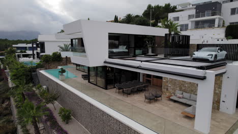 Moderne-Luxusvilla-Auf-Einem-Hügel-Mit-Pool-Und-Blick-Auf-Calpe-In-Spanien