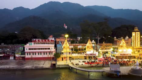 Am-15.-März-2022-Wird-Das-Flussufer-Des-Heiligen-Ganges-Mit-Religiösen-Tempeln-Gefüllt