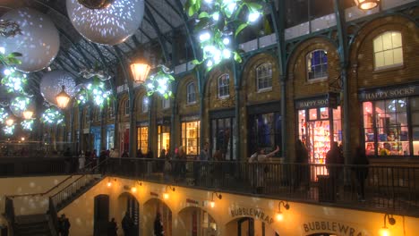 Colgando-Bolas-De-Navidad-Gigantes-Con-Luces-Brillantes-En-El-Mercado-De-Navidad-De-Covent-Garden-En-Londres,-Inglaterra