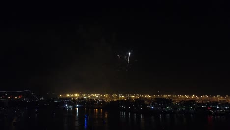 Neujahrsfeier-Spektakuläres-Feuerwerk-Erhellt-Den-Dunklen-Himmel-Der-Usa