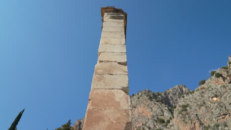 Säule-Von-Preußen-Ii-In-Der-Archäologischen-Stätte-Delphi