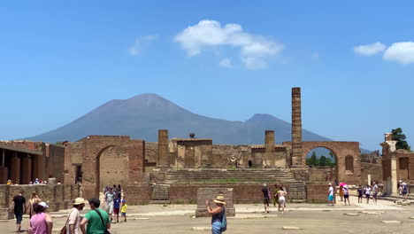 Los-Turistas-Disfrutan-De-Las-Vistas-De-Las-Ruinas-De-Pompeya-Y-El-Monte-Vesubio-Cerca-De-Nápoles,-Italia
