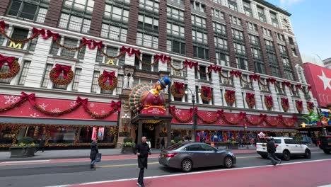 Macy's-department-store-decorated-for-Thanks-giving-day-celebration,-Manhattan-Christmas