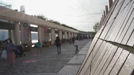 Menschen,-Die-Vor-Der-Architektur-Des-Kulturzentrums-Von-Hongkong-Spazieren