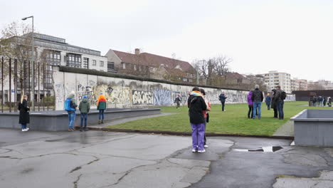 Personas-En-El-Lado-Oeste-Del-Monumento-Al-Muro-De-Berlín-En-Berlín,-Alemania