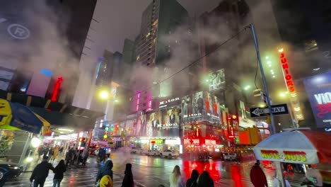 Dampf,-Der-Nachts-In-Neonbeleuchtetem-New-York-City-Durch-Die-Luft-Strömt