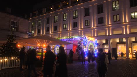 Shoppers-At-The-Covent-Garden-Christmas-Market-In-The-Market-Building,-London,-England