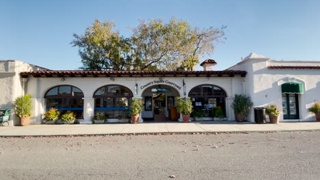 Straßenansicht-Des-Eingangs-Zum-Mille-Fleurs-Restaurant,-Einem-Französisch-amerikanischen-Restaurant-Im-Wohlhabenden-Rancho-Santa-Fe
