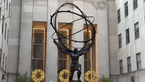 Atlas-Ist-Eine-Bronzestatue-Im-Rockefeller-Center-Im-Innenhof-In-Midtown-Manhattan-In-New-York-City-Zur-Weihnachtszeit